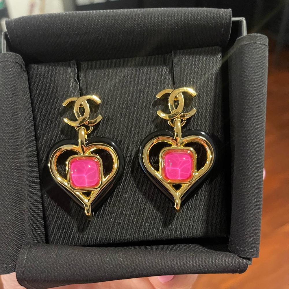 ✨🖤Gorgeous Chanel Heart Earrings🖤✨